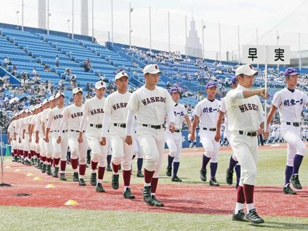 　入場行進する早実の清宮（中央）