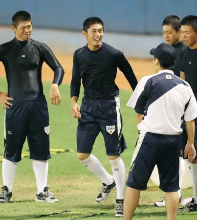 　台湾に到着し、練習で笑顔を見せる今井（左から２人目）ら高校日本代表＝台中（共同）