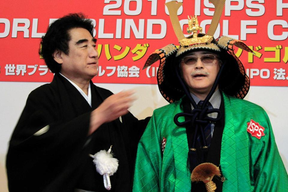 　表彰式に登壇した（左から）ＩＳＰＳ半田晴久会長、総合優勝した唐澤俊生氏