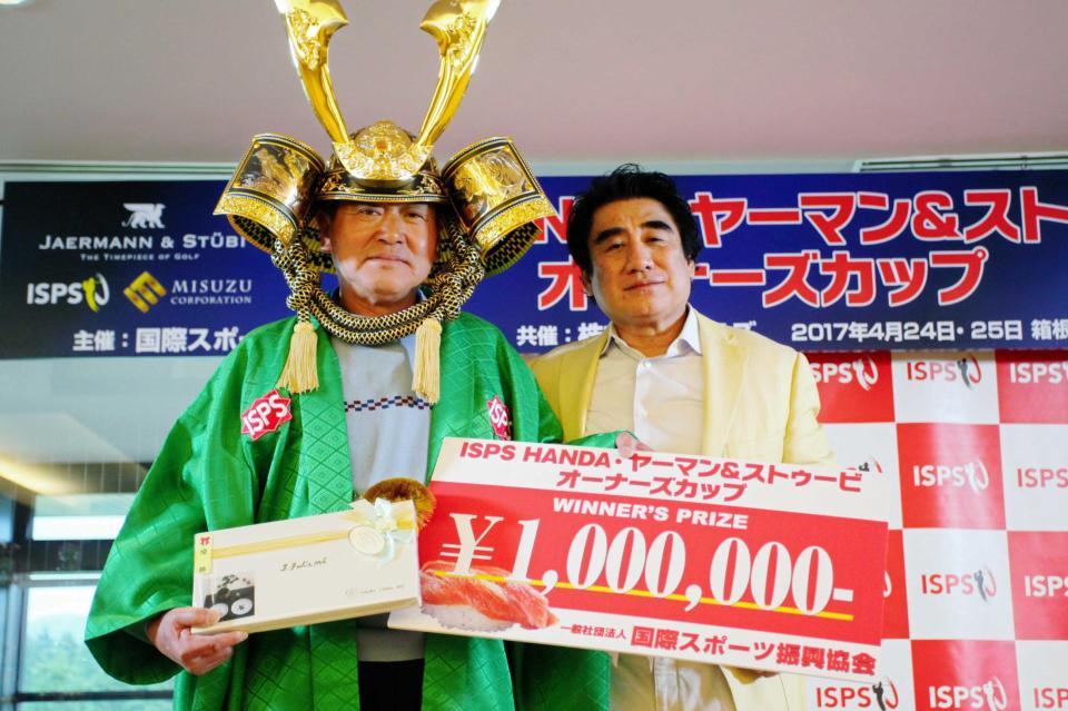 　半田会長（写真右）と１日目に優勝した三好隆（同左）＝箱根湖畔ＧＣ