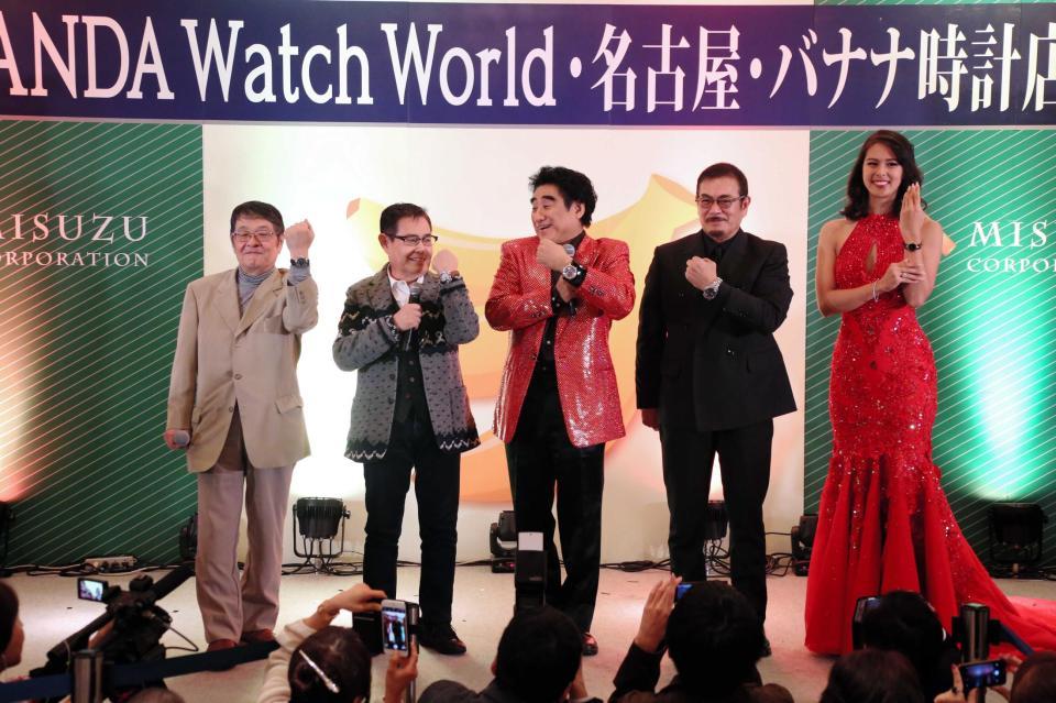 　オープンイベントに登場した（左から）仲本工事、加藤茶、半田社長、千葉真一、阿部桃子