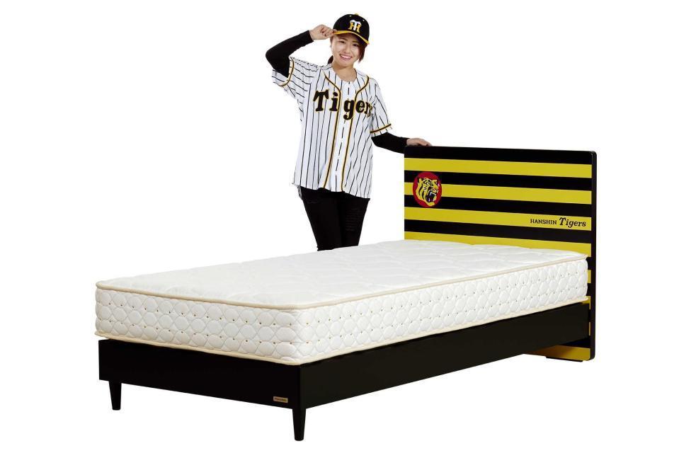　ヘッドボードが縞模様のタイガースベッド。マットレスと女性は付いてきません