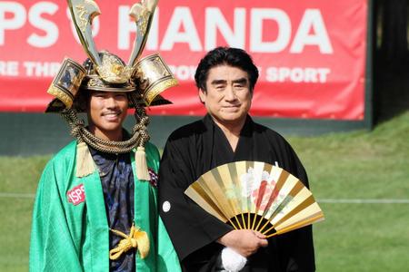 　日本ツアー初優勝したタンヤゴーン・クロンパ（写真左）とＩＳＰＳ半田晴久会長（同右）