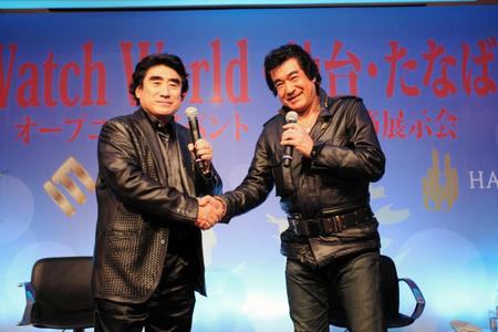 　時計店オープンの記念イベントに登場した（写真右から）藤岡弘、と半田晴久社長  