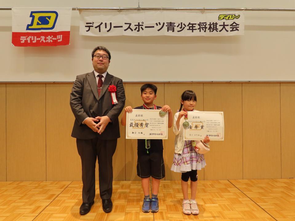 交流クラスＢ　最優秀賞・新倉朝陽さん、優秀賞・吉川まりかさん