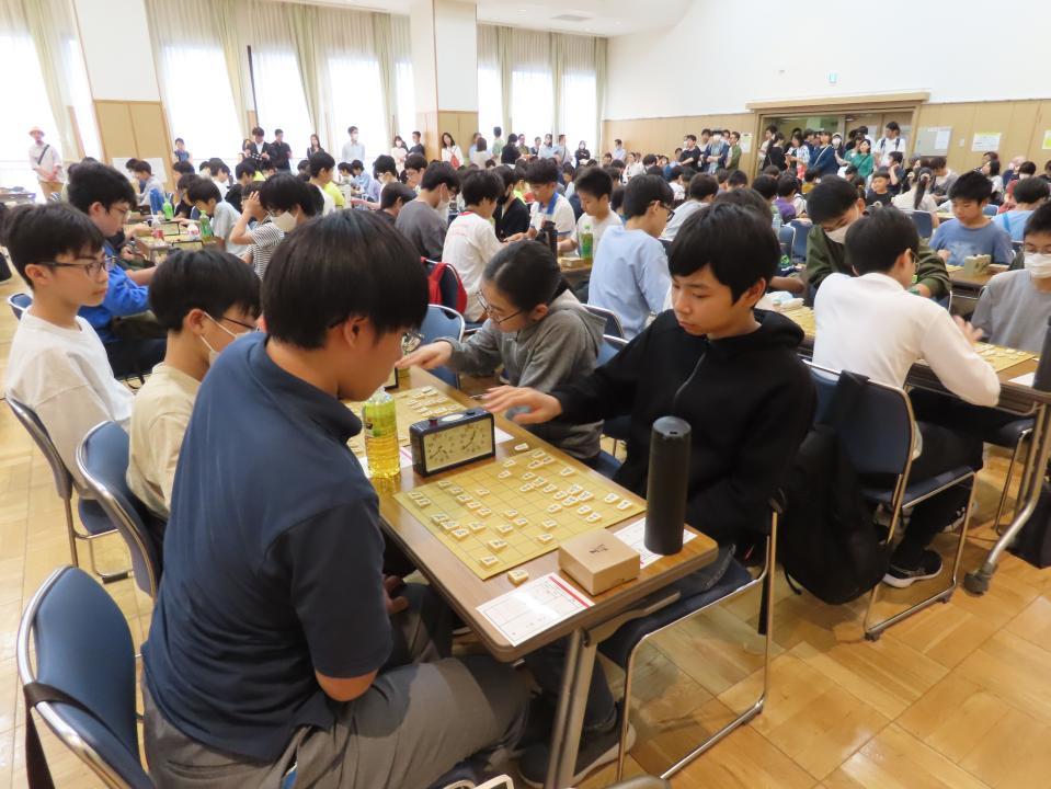 真剣勝負を繰り広げる参加者たち