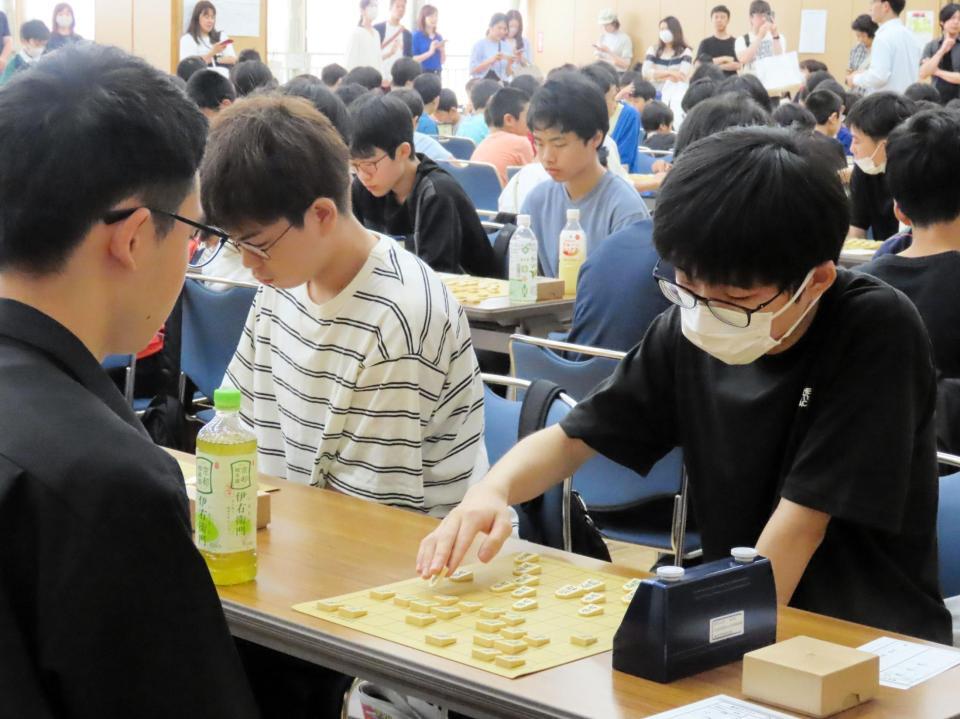 熱い戦いを繰り広げる参加選手たち＝江東区文化センター