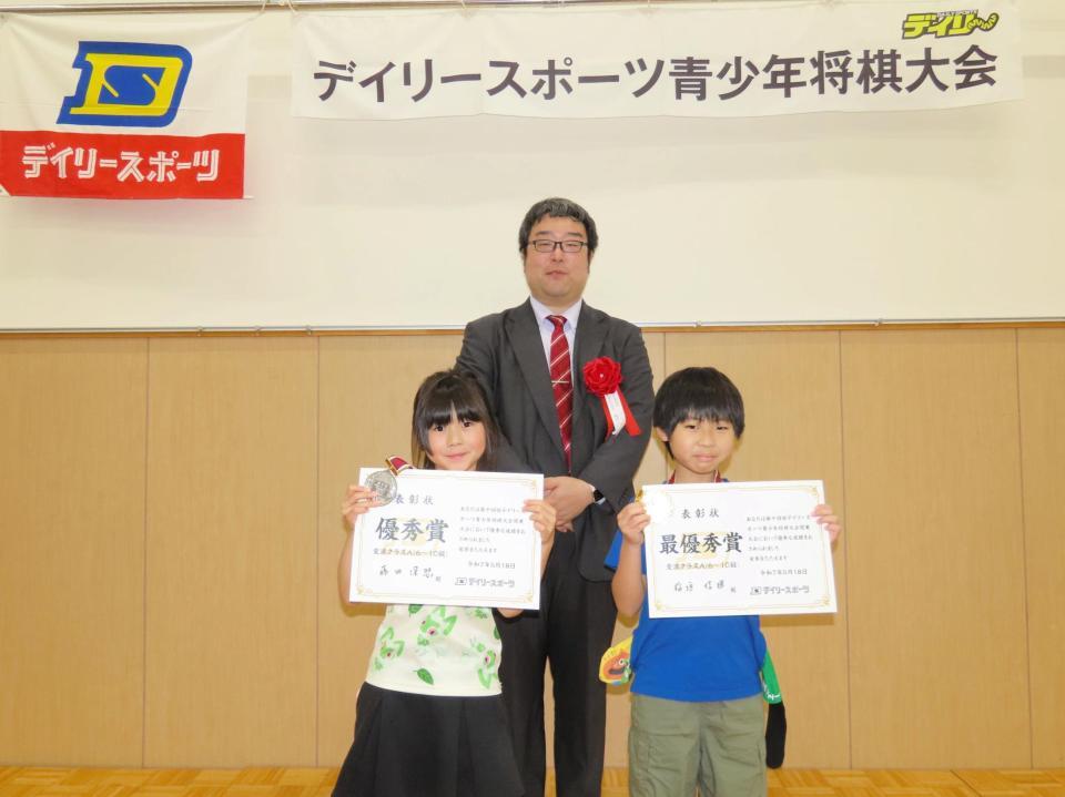 交流クラスＡ最優秀賞の稲垣信輝さん（前列右）、優秀賞の藤田深想さん（同右）