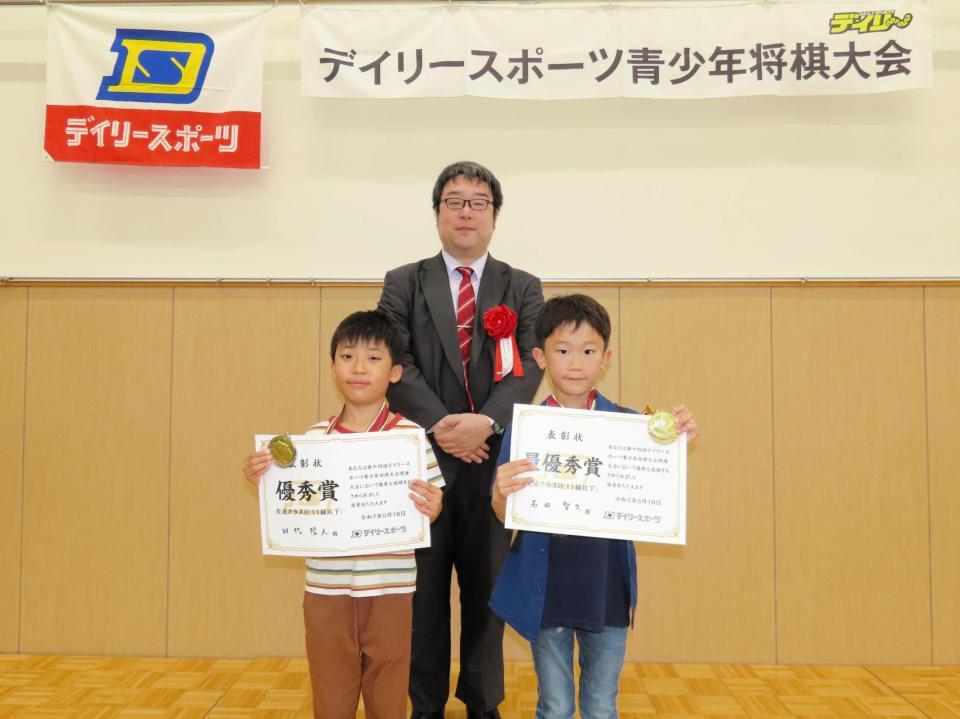 交流クラスＢ最優秀賞の石田智久さん（前列右）、優秀賞の田代陸人さん（同左）
