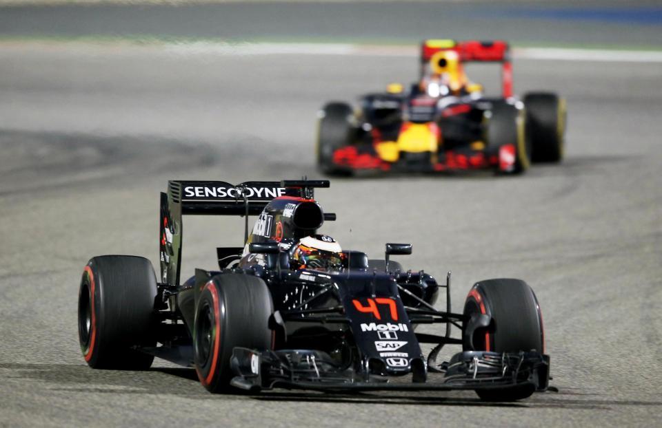 　バーレーンＧＰ決勝で走行するマクラーレン・ホンダのバンドーン＝サキール（ゲッティ＝共同）