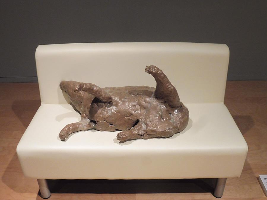 目隠しで作った愛犬の彫刻、神戸で触って味わう、中ハシ克シゲ作品展