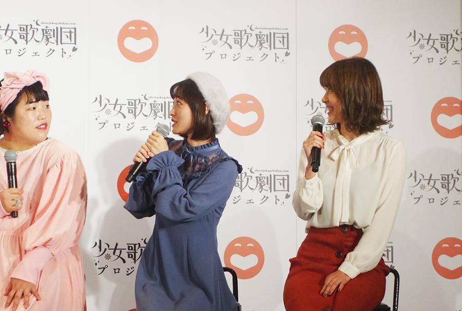 広井さんに質問する三秋（中央）