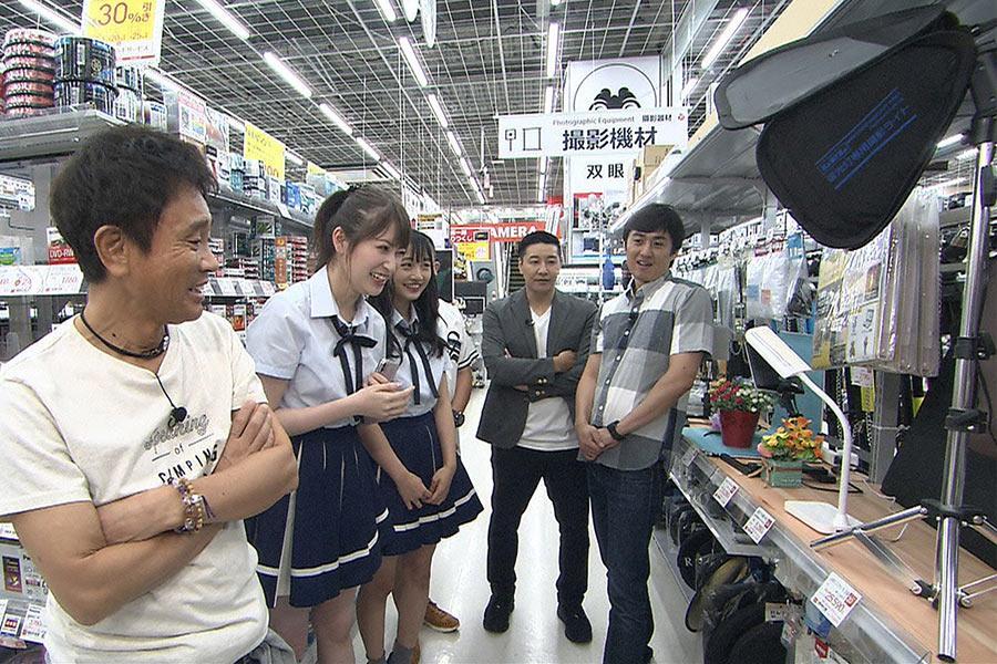 買い物ロケをおこなう浜田雅功とＮＭＢ４８・吉田朱里と山本彩加（左から）　（Ｃ）ｙｔｖ