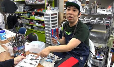 秋葉原のプラモ工作室で「ガンプラ（?創通・サンライズ）」に取り組む、パンクブーブー佐藤