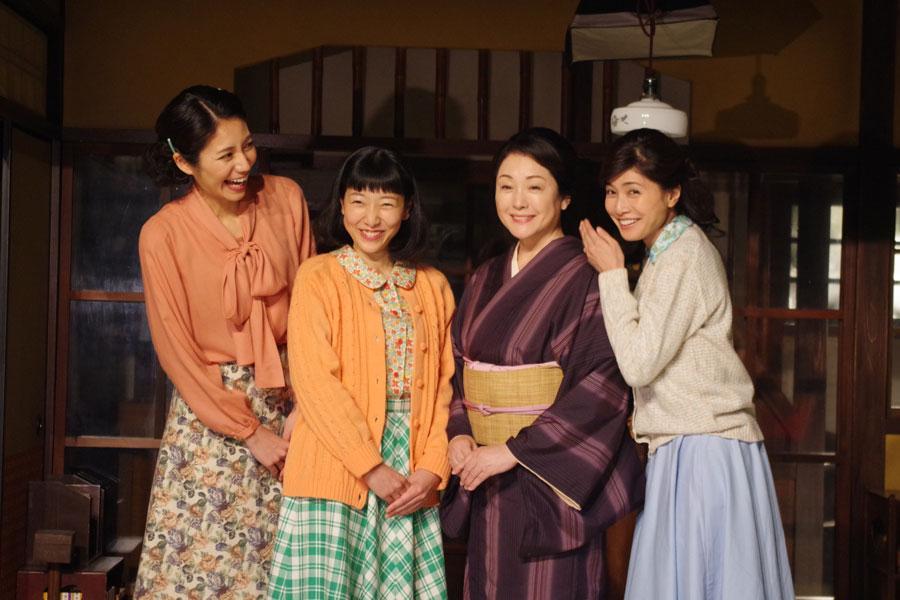 クランクインでの今井家の４人。撮影開始時すでに家族仲の良い様子がうかがえる松下奈緒、安藤サクラ、松坂慶子、内田有紀