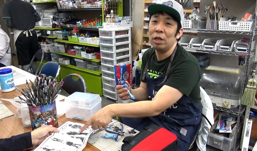 秋葉原のプラモ工作室で「ガンプラ（?創通・サンライズ）」に取り組む、パンクブーブー佐藤