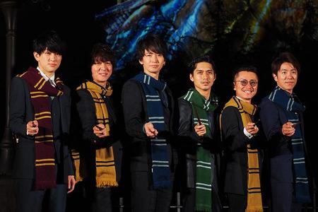 色違いのマフラーを身に着け登場した関ジャニ∞（７日、大阪市内）