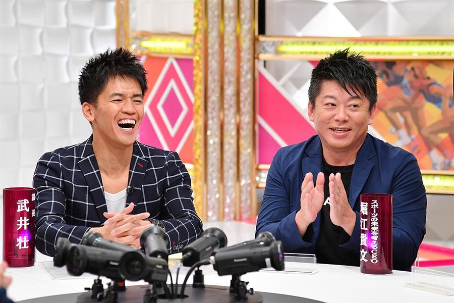 左が『戦え！スポーツ内閣』ＭＣの武井壮、右がゲストの堀江貴文氏