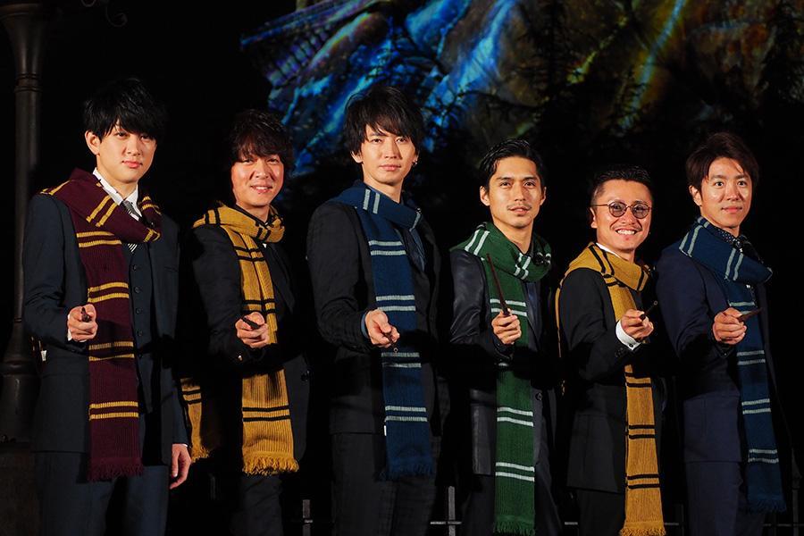 色違いのマフラーを身に着け登場した関ジャニ∞（７日、大阪市内）