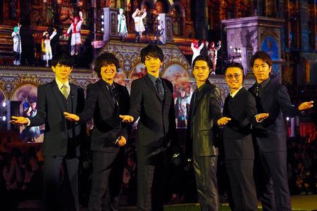 クリスマスライブショー『天使のくれた奇跡』のオープニングセレモニーに登場した関ジャニ∞（７日、ユニバーサル・スタジオ・ジャパン）
