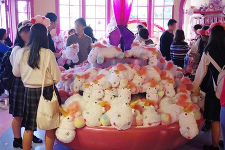 店内センターに山積みされたフラッフィのぬいぐるみ。女子高生ら若い世代に人気だ（７日・ＵＳＪ）