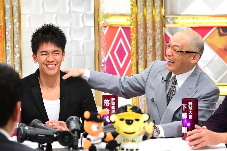 毎日放送『戦え！スポーツ内閣』にゲスト出演した落合博満氏（右）、左はＭＣの武井壮