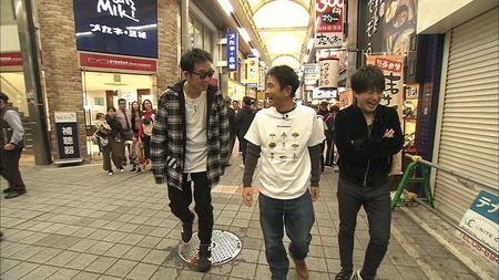 コブクロの２人が初めて出会いライブを重ねたという堺東の堺銀座通り商店街へ　写真提供：ＭＢＳ