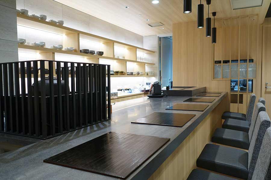 「菓子のTASHINAMI」はカウンターとテーブル席があり。セミナーなどはカウンターでおこなわれる