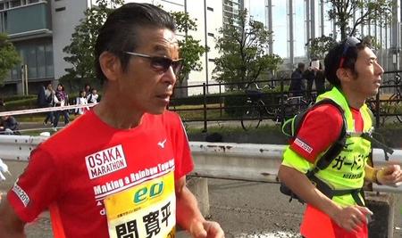 ２０１８年の「大阪マラソン」を走る間寛平（左） 写真提供：ＭＢＳ