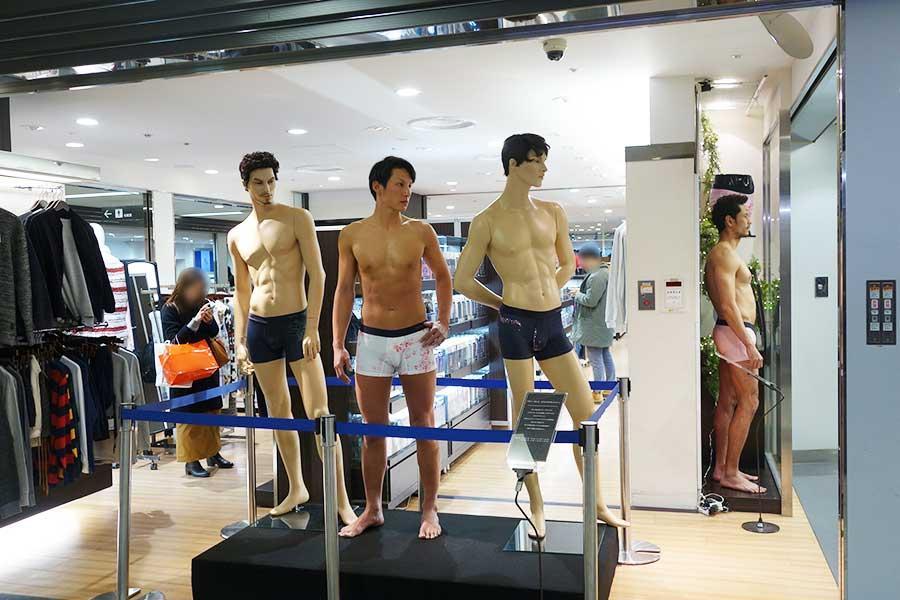 男性モデルが、マネキンとして2人登場したメンズアンダーウェアの売場