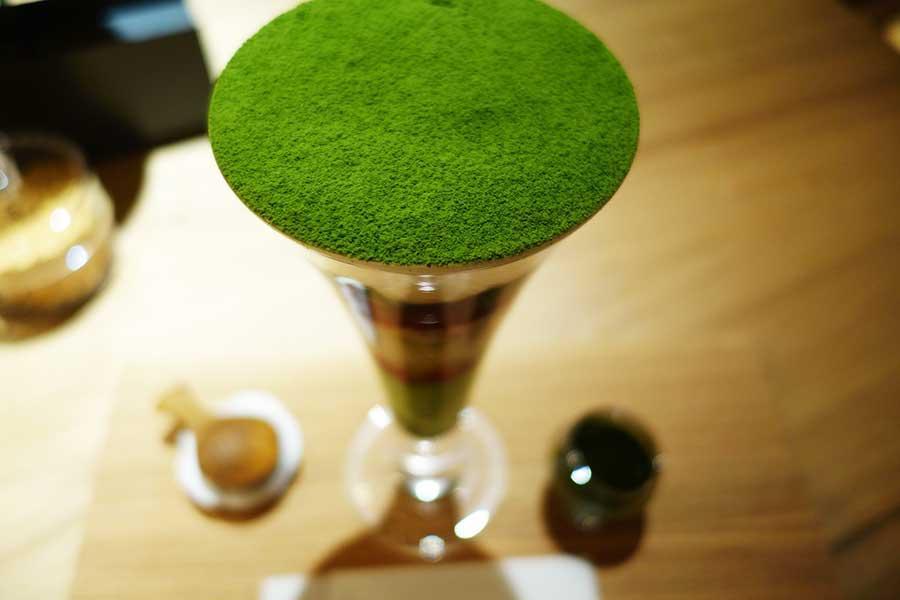 美しくパウダーが振りかけられている「京菓抹茶パフェ」。別添えで抹茶ソースも