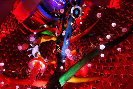 「生命の樹」には約２億５０００年前から生息したといわれるウミユリから、恐竜、マンモス、チンパンジー、クロマニヨン人まで