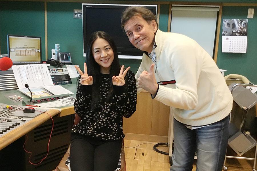 左が植村花菜改めＫａ-Ｎａ（カナ）、右がＤＪのヒロ寺平（１８日・大阪市内）