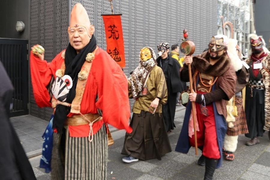 先頭の荒俣館長は、水木しげるの漫画に登場した、自身がモデルの妖怪に仮装（２０１８年の様子）