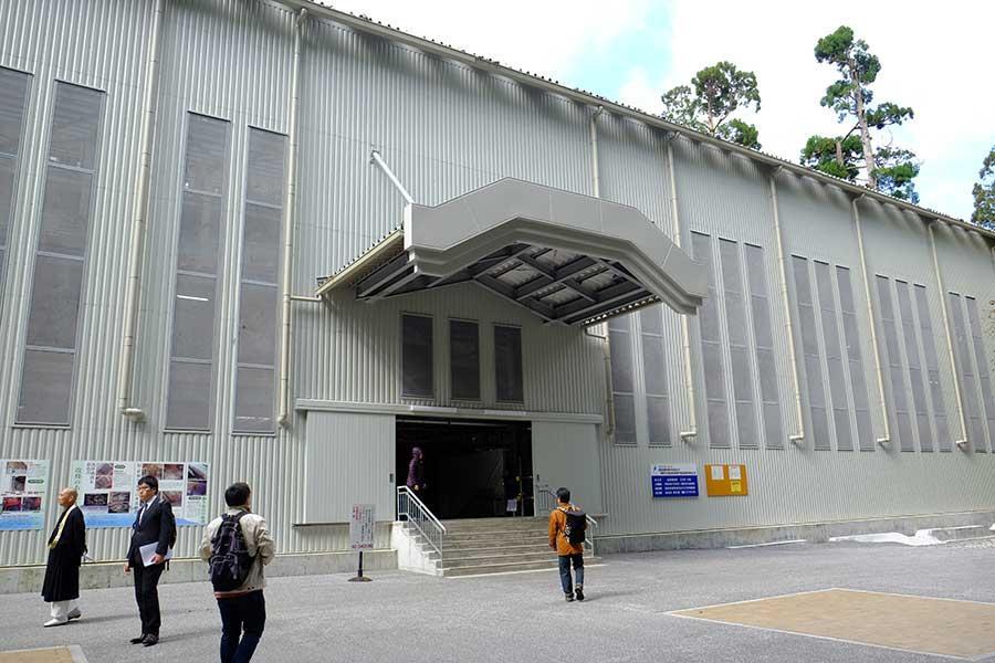 外観が覆われ、 修繕中の根本中堂