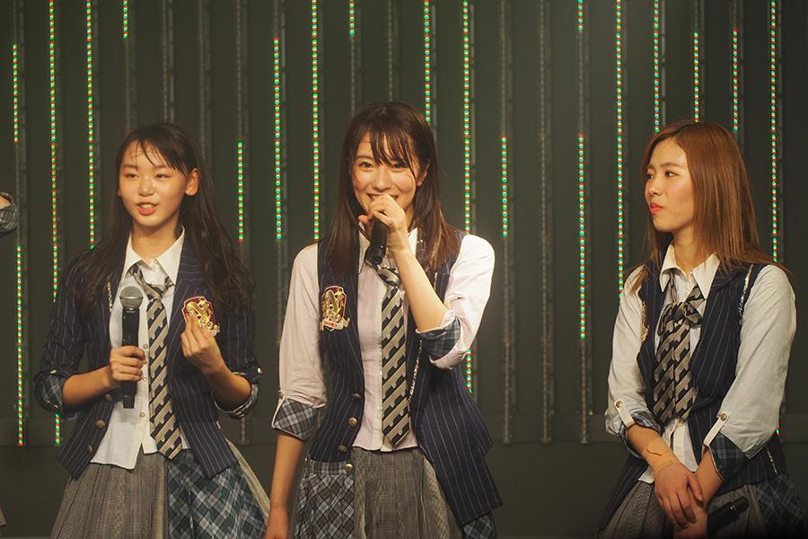 公演の最後にリポーター就任を発表したＮＭＢ４８・小嶋花梨（中央・１７日大阪市内）