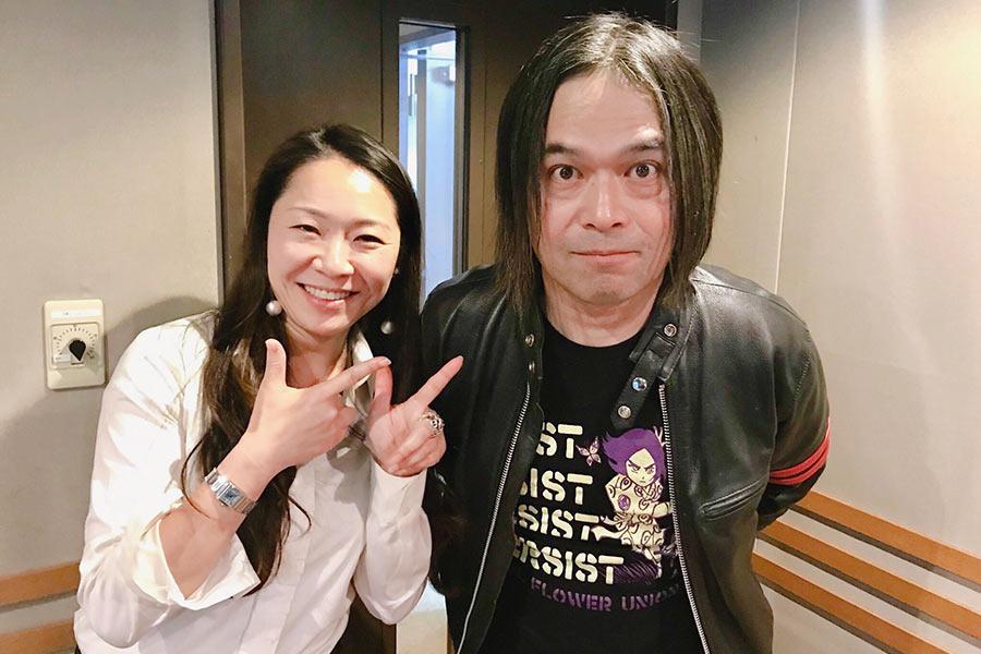 右がソウル・フラワー・ユニオンの中川敬（なかがわ・たかし）。左はＤＪの森夏子（１９日・αーＳＴＡＴＩＯＮスタジオ）