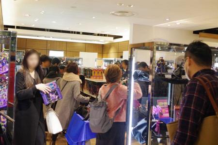 「なんばマルイ」の１１時オープンと同時になだれ込み、お目当てのフィギュアにまっしぐらのファンら（２１日・なんばマルイ）