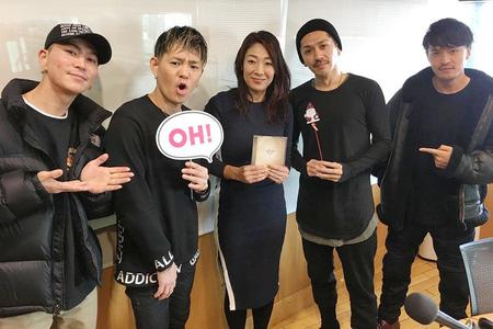左から、ＲＹＯ、ＹＵＩＣＨＩＲＯ、ＤＪの大塚由美、ＴＡＫＡ、ＫＥＩＳＥＩ（２１日・ＦＭ ＯＨ！）