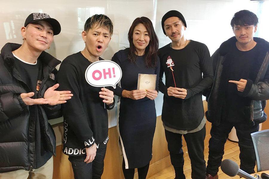左から、ＲＹＯ、ＹＵＩＣＨＩＲＯ、ＤＪの大塚由美、ＴＡＫＡ、ＫＥＩＳＥＩ（２１日・ＦＭ ＯＨ！）
