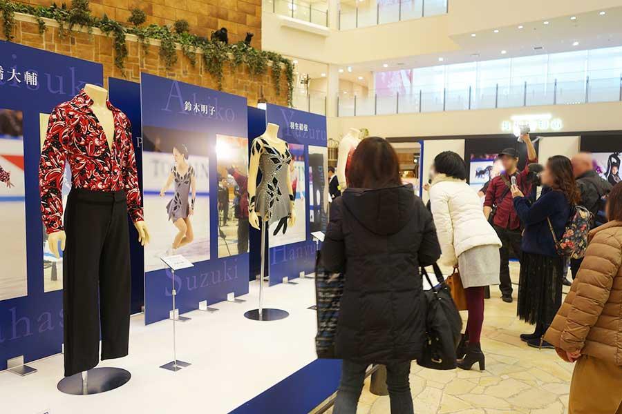 12月27日から大阪で始まった『ＮＨＫ杯フィギュア第４０回大会記念　「銀盤の軌跡展」』。羽生結弦選手の衣裳が人気