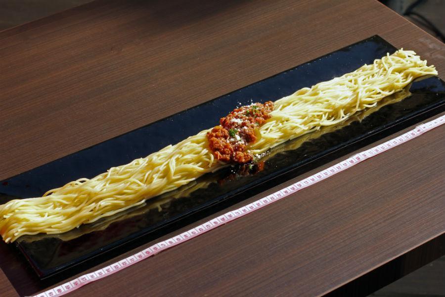 パスタの計り売りイメージ。５０センチの束にした希望長さ分の自家製生パスタが盛り付けられる（提供画像）
