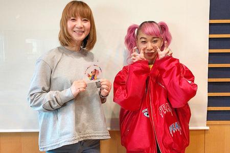 ＦＭ ＯＨ！『ＬＯＶＥ ＦＬＡＰ』に出演した青山テルマ（右）、左はＤＪの谷口キヨコ