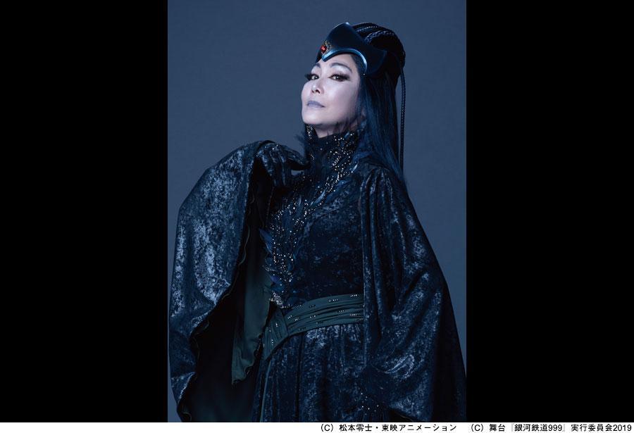 ラスボス感満載の舞台ビジュアルが公開された機械帝国女王・プロメシューム役の衣裳をまとった浅野温子
