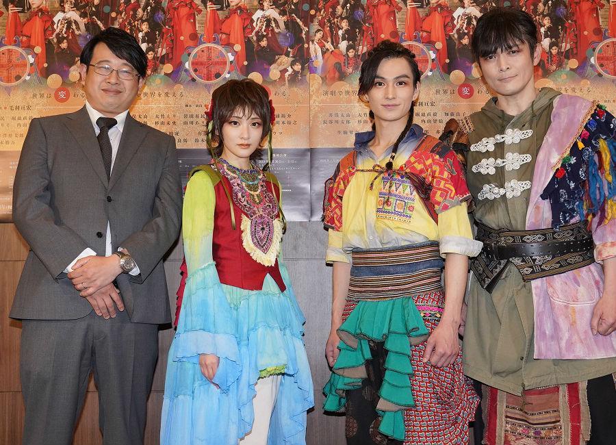 左から主宰の毛利亘宏、生駒里奈、松田凌、劇団員の井俣太良