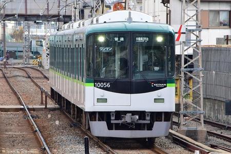 宇治線を走行する京阪・１００００系電車