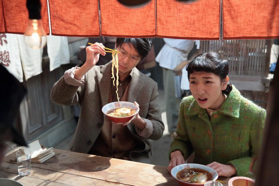 屋台で、店主からラーメンの作り方を聞く萬平（左・長谷川博己）と福子（安藤サクラ）