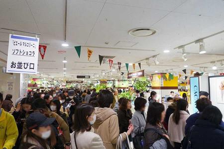 1月23日からバレンタイン催事がスタートした「阪急うめだ本店」。会場のあちこちに行列ができた