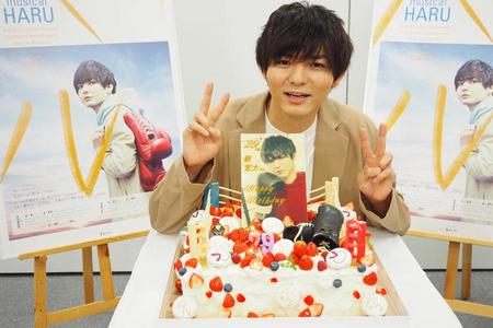 　舞台に合わせてリングの形で作られたバースデーケーキを前に喜ぶ薮宏太。グローブ含めすべて食べられるとのこと（３１日・大阪市内）