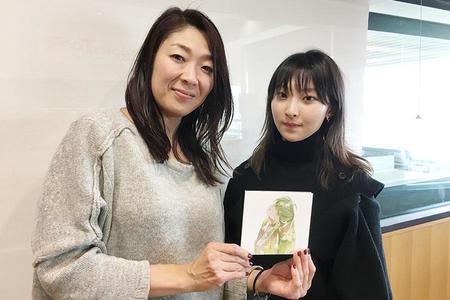 ＦＭ ＯＨ！『ｈｕｇ＋（はぐたす）』にゲスト出演した家入レオ（右）、左はＤＪの大塚由美